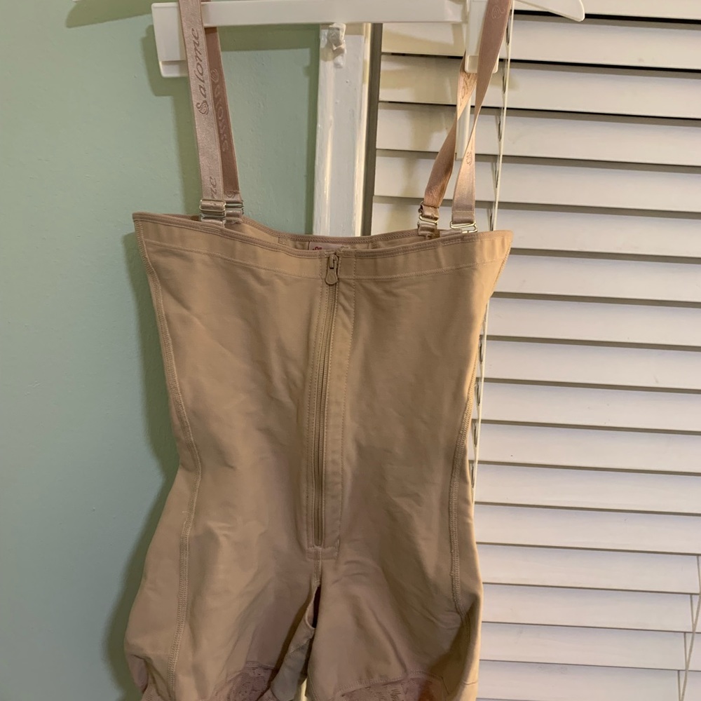Shapewear strapless with removable straps w/zip very comfortable rarely used.